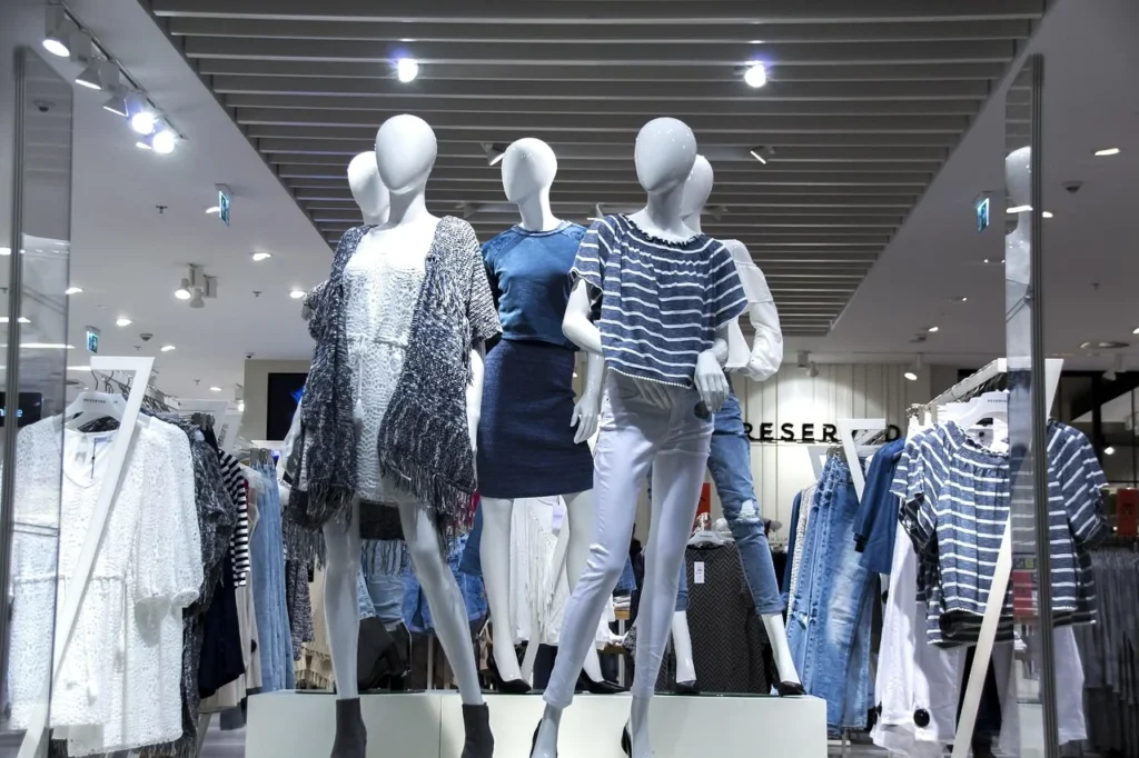 Standy reklamowe jednostronne i dwustronne: co wybrać do galerii handlowej